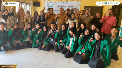 Foto bersama Mahasiswa KKN Kelompok 07 UIN Siber Syekh Nurjati Cirebon dengan Pemerintah Desa Kalirahayu dan masyarakat setelah pelaksanaan program literasi.