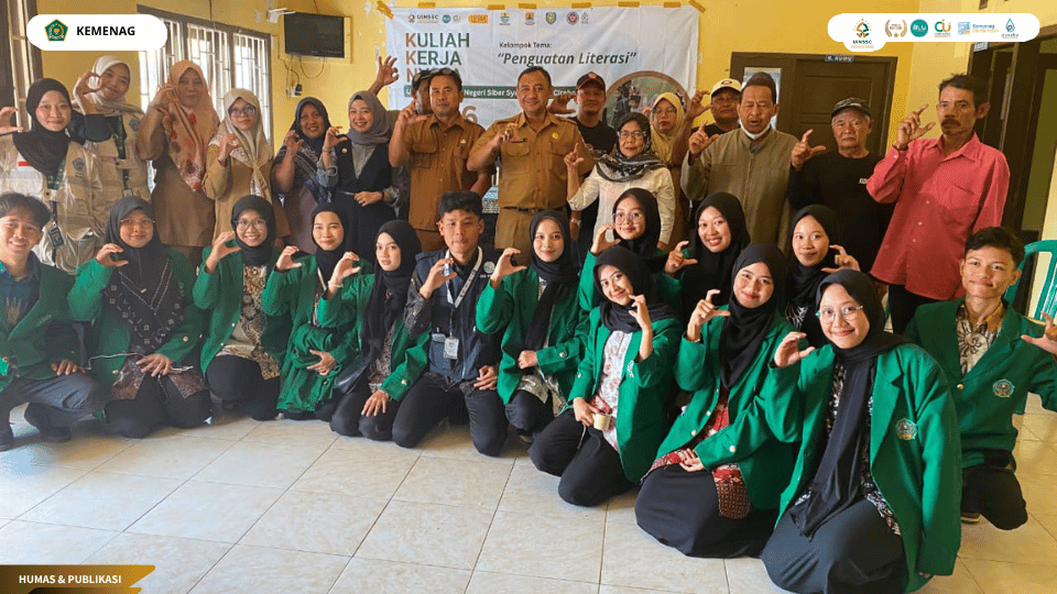 Foto bersama Mahasiswa KKN Kelompok 07 UIN Siber Syekh Nurjati Cirebon dengan Pemerintah Desa Kalirahayu dan masyarakat setelah pelaksanaan program literasi.