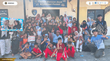 Foto bersama anak-anak bersama mahasiswa KKN UIN Siber Cirebon.