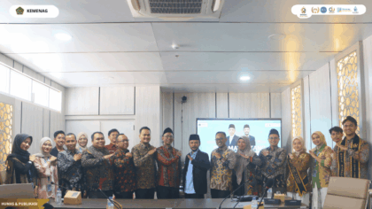 Foto bersama jajaran UIN Siber Syekh Nurjati Cirebon dan UIN Madura usai kegiatan benchmarking sistem admisi dan promosi digital.