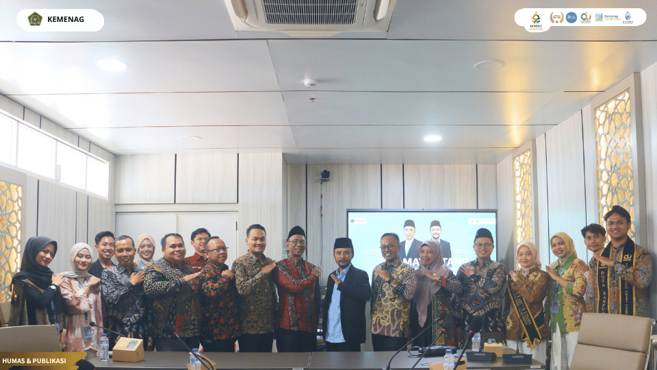 Foto bersama jajaran UIN Siber Syekh Nurjati Cirebon dan UIN Madura usai kegiatan benchmarking sistem admisi dan promosi digital.