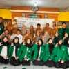 Foto bersama mahasiswa KKN 09 UIN Siber Syekh Nurjati Cirebon dengan Pemerintah Desa Ambulu usai kegiatan pembukaan dan serah terima mahasiswa.