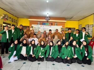 Foto bersama mahasiswa KKN 09 UIN Siber Syekh Nurjati Cirebon dengan Pemerintah Desa Ambulu usai kegiatan pembukaan dan serah terima mahasiswa.
