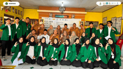 Foto bersama mahasiswa KKN 09 UIN Siber Syekh Nurjati Cirebon dengan Pemerintah Desa Ambulu usai kegiatan pembukaan dan serah terima mahasiswa.