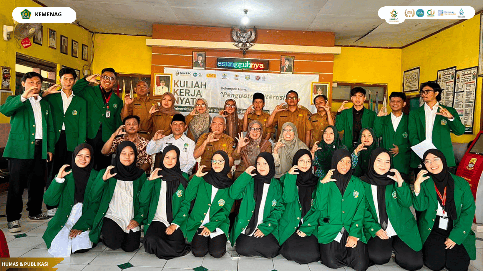 Foto bersama mahasiswa KKN 09 UIN Siber Syekh Nurjati Cirebon dengan Pemerintah Desa Ambulu usai kegiatan pembukaan dan serah terima mahasiswa.