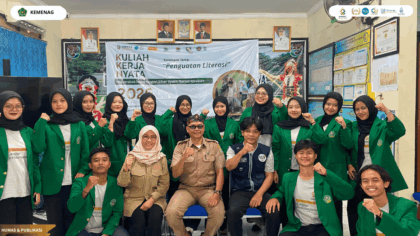 Foto bersama mahasiswa KKN Kelompok 71 UIN Siber Syekh Nurjati Cirebon bersama perangkat Kelurahan Karyamulya usai Opening Ceremony.