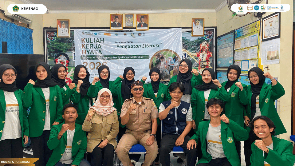 Foto bersama mahasiswa KKN Kelompok 71 UIN Siber Syekh Nurjati Cirebon bersama perangkat Kelurahan Karyamulya usai Opening Ceremony.