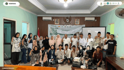 Foto bersama narasumber, perangkat Desa Mandala, dan mahasiswa KKN 105 UIN Siber Cirebon usai seminar sertifikasi halal.