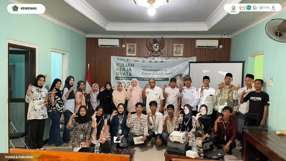 Foto bersama narasumber, perangkat Desa Mandala, dan mahasiswa KKN 105 UIN Siber Cirebon usai seminar sertifikasi halal.