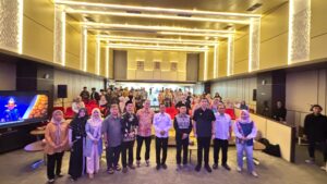 Foto bersama narasumber, pimpinan UIN Siber Syekh Nurjati Cirebon, Canva Indonesia, dan Komdigi pada kegiatan #NyatAInDiCanva Roadshow.