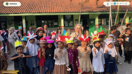 KKN Kelompok 68 UIN Siber Syekh Nurjati Cirebon bersama siswa SDN 2 Jagapura Wetan pada peringatan Hari Anak Nasional 2026.