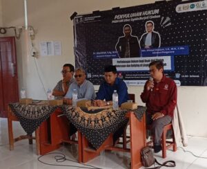 Ketua PKBH UIN Siber Cirebon bersama narasumber saat penyuluhan perlindungan anak di MA Nahdhatul Umam Kempek.