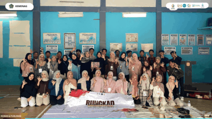 Mahasiswa HIMABKI UIN Siber Cirebon memandu Ruang Kajian dan Diskusi Psikoedukasi di Balai Desa Sagarahiang.