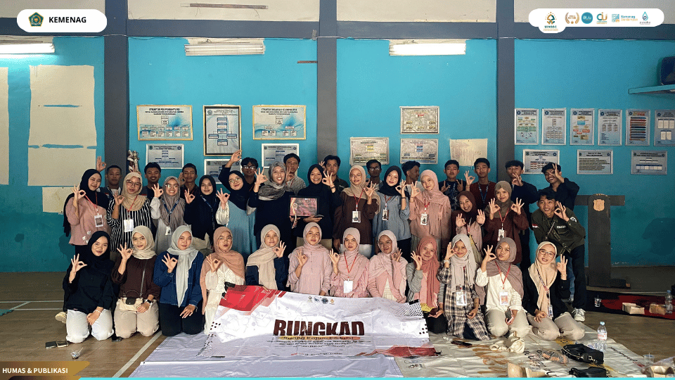 Mahasiswa HIMABKI UIN Siber Cirebon memandu Ruang Kajian dan Diskusi Psikoedukasi di Balai Desa Sagarahiang.