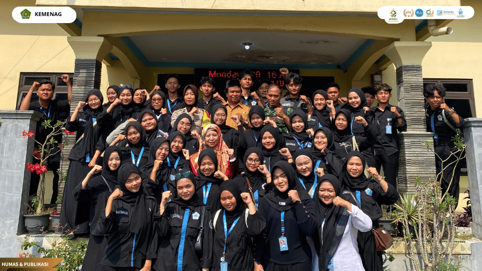 Mahasiswa HIMASOS UIN Siber Cirebon berfoto bersama masyarakat pada kegiatan Bakti Sosial di Desa Sarwadadi.