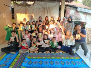 Mahasiswa KKN 39 UIN Siber Syekh Nurjati Cirebon mendampingi anak-anak Desa Astana dalam program KESATRIA BACA