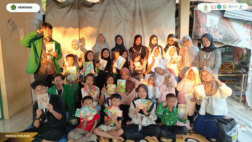Mahasiswa KKN 39 UIN Siber Syekh Nurjati Cirebon mendampingi anak-anak Desa Astana dalam program KESATRIA BACA