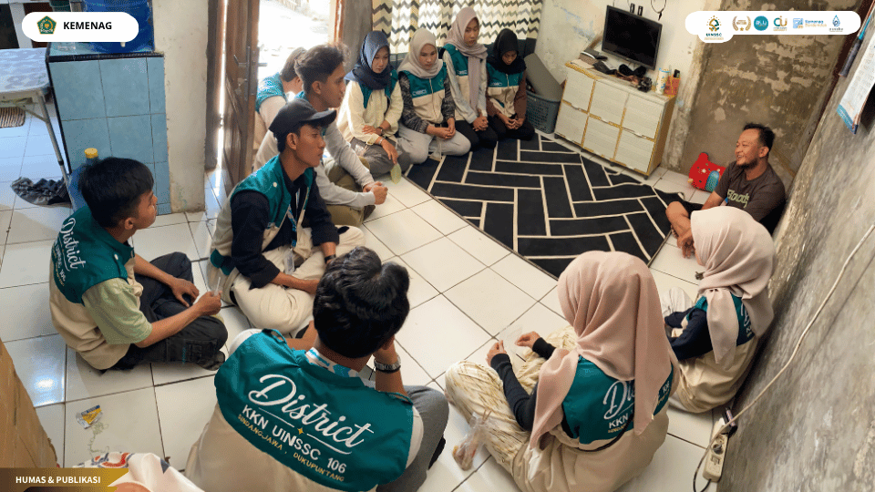 Mahasiswa KKN Kelompok 106 UIN Siber Syekh Nurjati Cirebon melakukan observasi UMKM donat rumahan di Desa Sindangjawa.
