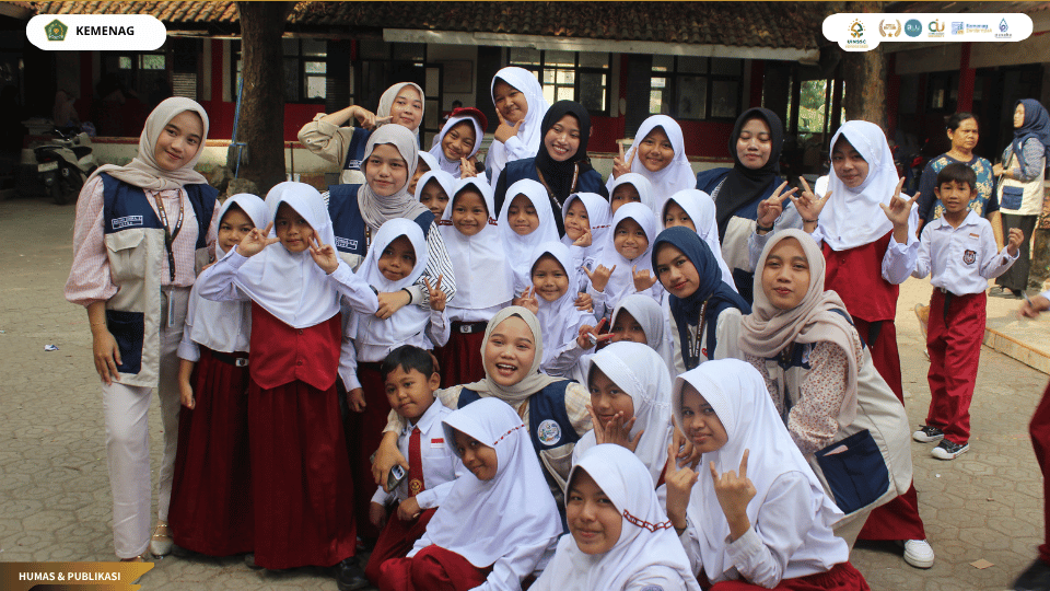 Mahasiswa KKN Kelompok 112 UIN Siber Cirebon memberikan sosialisasi literasi digital di SDN 1 Jatimulya.