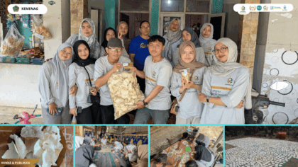 Mahasiswa KKN Kelompok 112 UIN Siber Syekh Nurjati Cirebon berdiskusi dengan pelaku UMKM Keripik Gadung saat observasi potensi usaha di Desa Jatimulya, Kecamatan Terisi, Kabupaten Indramayu.
