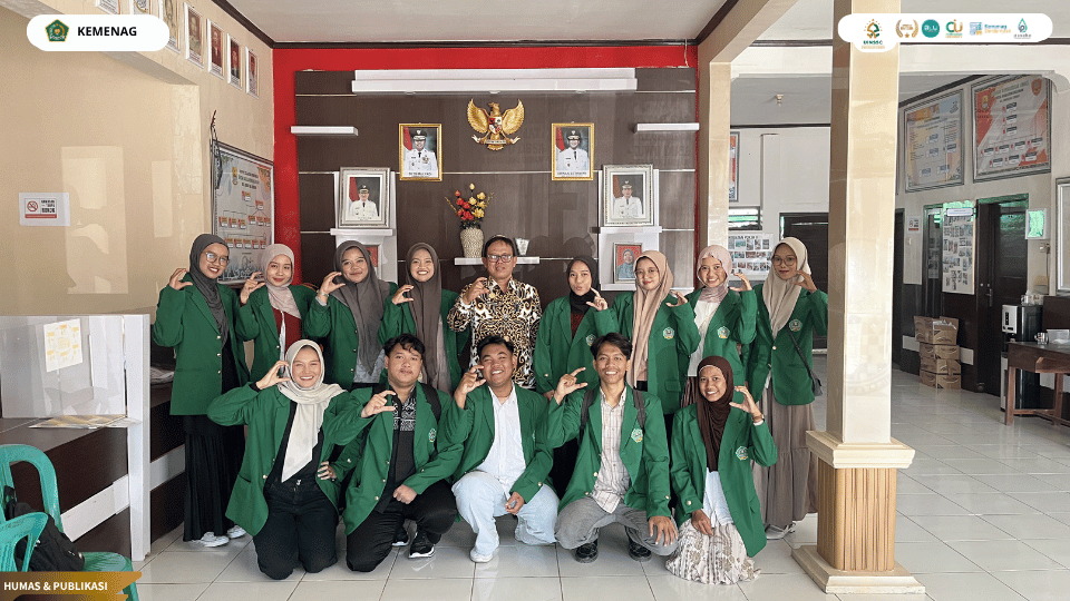 Mahasiswa KKN Kelompok 126 UIN Siber Syekh Nurjati Cirebon berfoto bersama Kuwu dan perangkat Desa Banjarwangunan usai kegiatan koordinasi awal.