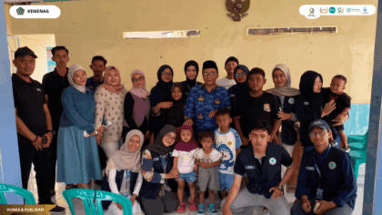 Mahasiswa KKN Kelompok 133 UIN Siber Syekh Nurjati Cirebon mengikuti kegiatan santunan anak yatim di Balai Desa Gebang Mekar.