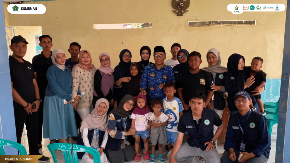 Mahasiswa KKN Kelompok 133 UIN Siber Syekh Nurjati Cirebon mengikuti kegiatan santunan anak yatim di Balai Desa Gebang Mekar.