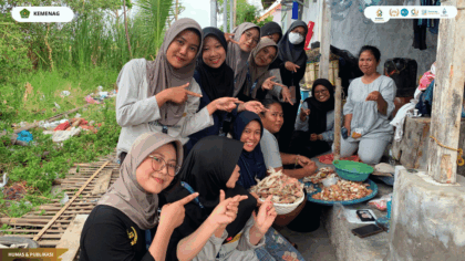 Mahasiswa KKN Kelompok 133 mempelajari pengolahan hasil laut di rumah warga Desa Gebang Mekar.