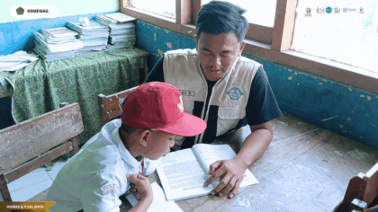 Mahasiswa KKN Kelompok 2 UIN Siber Cirebon mendampingi siswa SDN 1 Barisan dalam Kelas Intensif Membaca.
