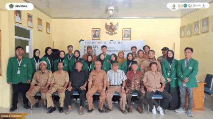 Mahasiswa KKN Kelompok 2 UIN Siber Syekh Nurjati Cirebon berfoto bersama Dosen Pembimbing Lapangan, Kepala Desa Barisan, dan perangkat desa usai kegiatan penerimaan mahasiswa KKN di Desa Barisan,