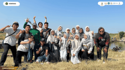 Mahasiswa KKN Kelompok 3 UIN Siber mengikuti Tradisi Sedekah Laut di Desa Tawangsari.