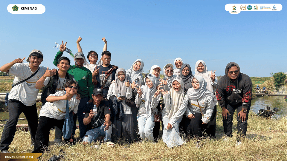 Mahasiswa KKN Kelompok 3 UIN Siber mengikuti Tradisi Sedekah Laut di Desa Tawangsari.