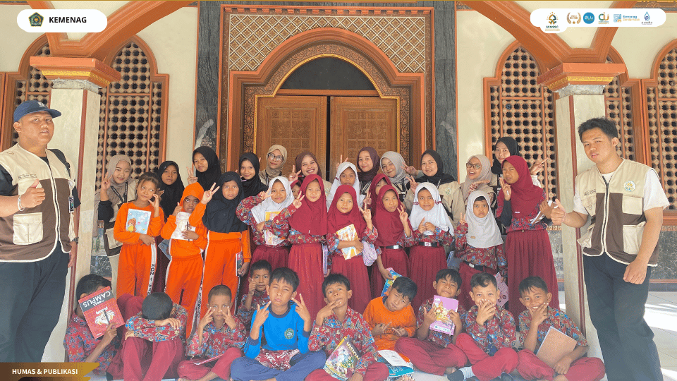 Mahasiswa KKN Kelompok 46 UIN Siber Syekh Nurjati Cirebon mendampingi siswa dalam Program GELIS di SD Negeri 1 Sambeng.