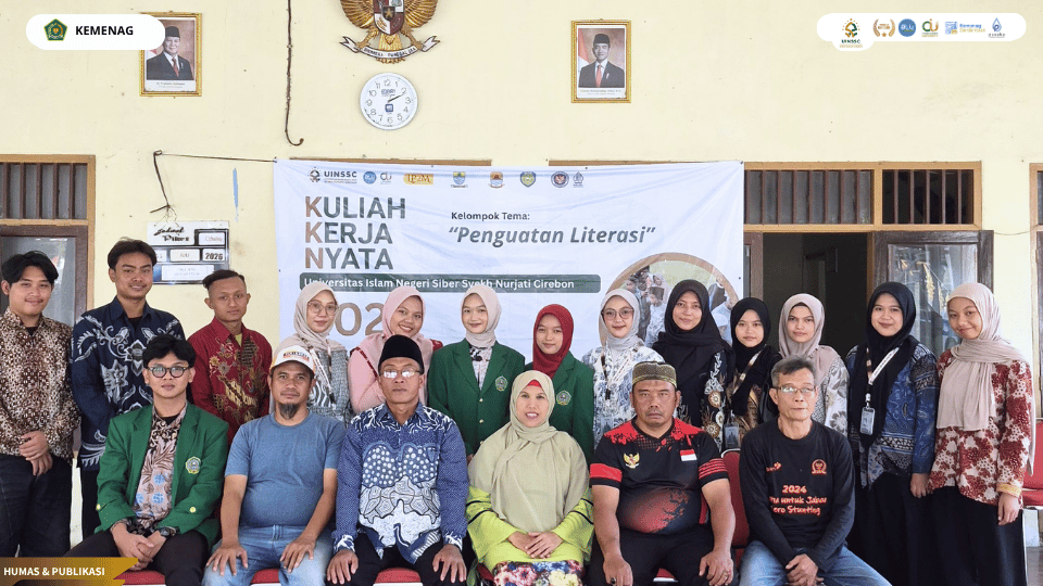 Mahasiswa KKN Kelompok 63 UIN Siber Syekh Nurjati Cirebon berfoto bersama perangkat Desa Gegesik Kulon usai Opening Ceremony KKN.