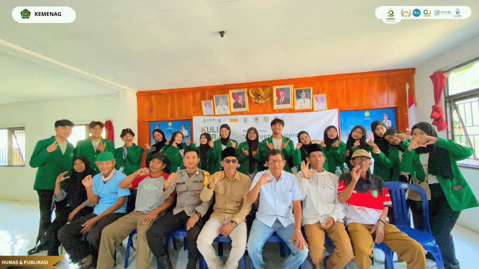 Mahasiswa KKN Kelompok 73 UIN Siber Syekh Nurjati Cirebon berfoto bersama perangkat Desa Rajasinga usai pembukaan KKN Tematik.