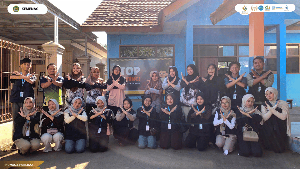 Mahasiswa KKN Kelompok 78 UIN Siber Cirebon memberikan edukasi anti-bullying kepada siswa SDN 1 Japura Lor.