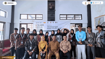 Mahasiswa KKN Kelompok 96 UIN Siber Syekh Nurjati Cirebon bersama pemerintah Desa Kedungdawa saat pembukaan KKN dan pendampingan sertifikasi halal bagi pelaku UMKM.