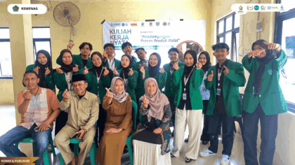 Mahasiswa KKN Kelompok 98 UIN Siber Syekh Nurjati Cirebon bersama DPL, Pemerintah Desa Kertawinangun, dan pelaku UMKM saat pembukaan program pendampingan proses produk halal di Balai Desa Kertawin