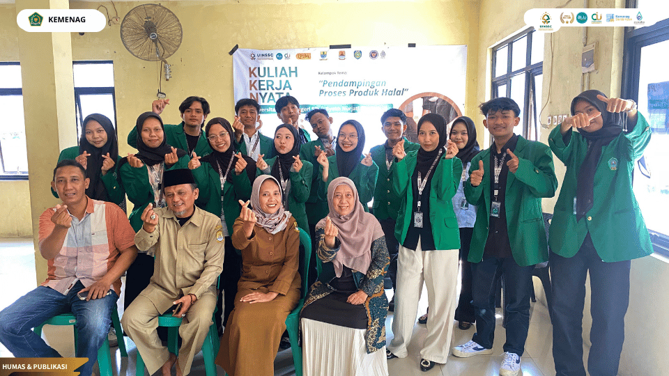 Mahasiswa KKN Kelompok 98 UIN Siber Syekh Nurjati Cirebon bersama DPL, Pemerintah Desa Kertawinangun, dan pelaku UMKM saat pembukaan program pendampingan proses produk halal di Balai Desa Kertawin