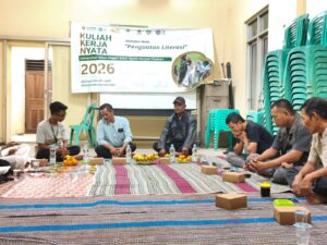 Mahasiswa KKN Tematik Kelompok 45 UIN Siber Syekh Nurjati Cirebon berdiskusi bersama pemerintah Desa Mayung dalam Forum Group Discussion.
