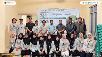 Mahasiswa KKN Tematik Kelompok 45 UIN Siber Syekh Nurjati Cirebon berdiskusi bersama pemerintah Desa Mayung dalam Forum Group Discussion.