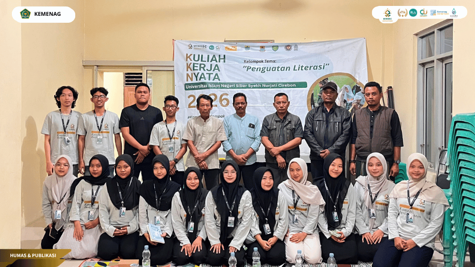 Mahasiswa KKN Tematik Kelompok 45 UIN Siber Syekh Nurjati Cirebon berdiskusi bersama pemerintah Desa Mayung dalam Forum Group Discussion.
