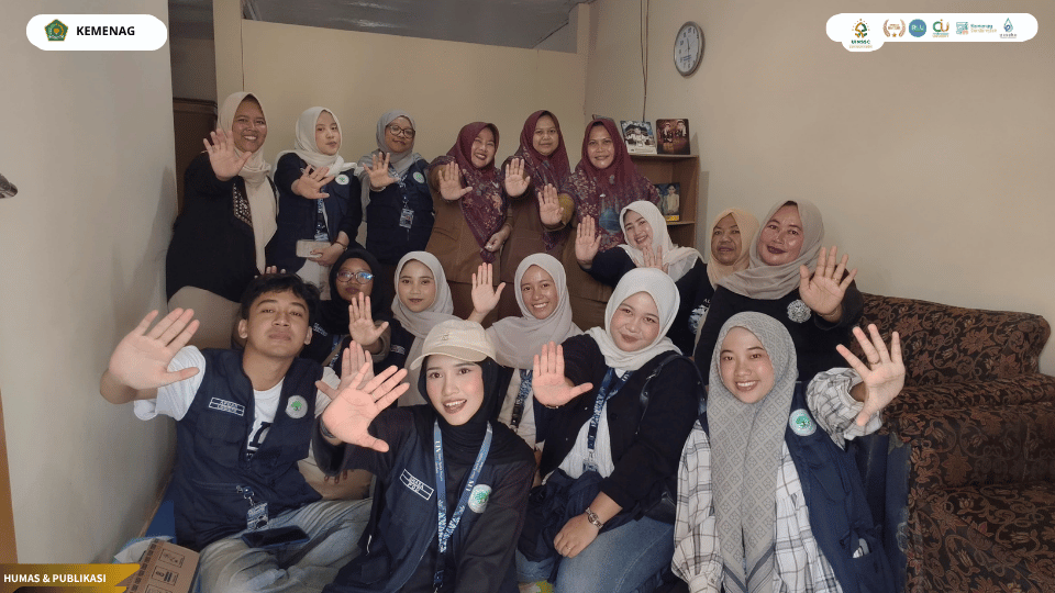 Mahasiswa KKN UIN Siber Syekh Nurjati Cirebon berkolaborasi dengan kader Posyandu dan tenaga kesehatan di Desa Gebang Mekar.