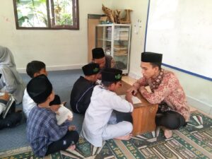 Mahasiswa UKM HTQ UIN Siber Syekh Nurjati Cirebon mengajar membaca Al-Qur'an kepada anak-anak di Mushala Al-Karim Desa Sangkanurip.