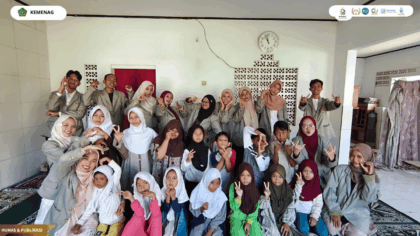 Mahasiswa UKM HTQ UIN Siber Syekh Nurjati Cirebon mengajar membaca Al-Qur'an kepada anak-anak di Mushala Al-Karim Desa Sangkanurip.