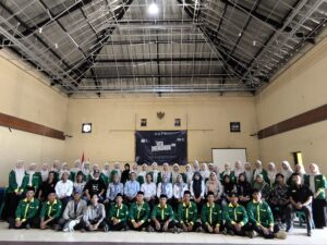 Mahasiswa UKM Hay'atu Tahfidzil Qur'an (HTQ) UIN Siber Syekh Nurjati Cirebon bersama pemerintah Desa Sangkanurip dan tokoh masyarakat saat pembukaan HTQ Mengabdi 2026 di Aula Desa Sangkanurip seba