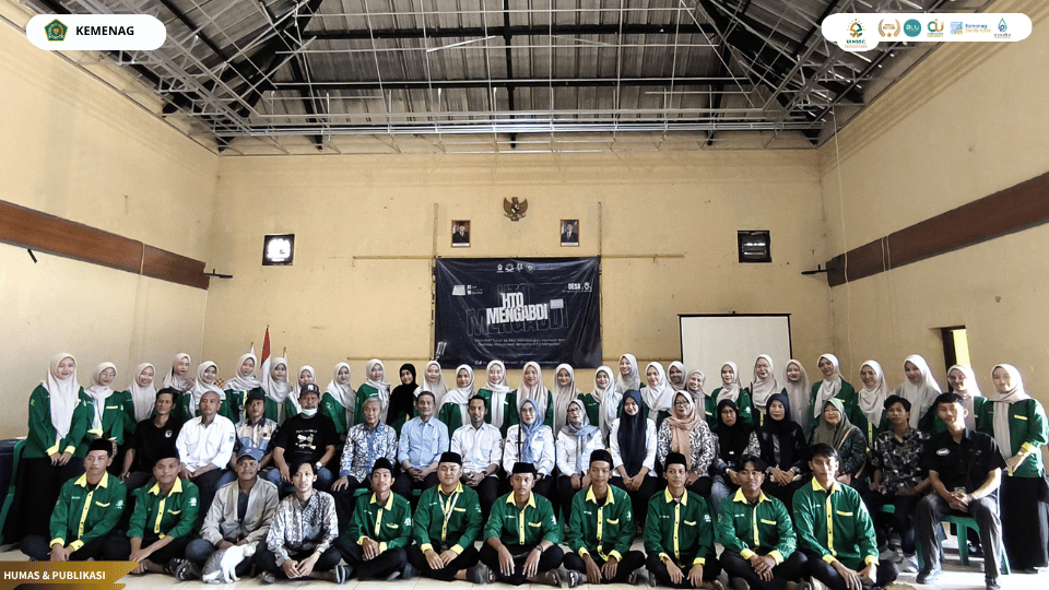 Mahasiswa UKM Hay'atu Tahfidzil Qur'an (HTQ) UIN Siber Syekh Nurjati Cirebon bersama pemerintah Desa Sangkanurip dan tokoh masyarakat saat pembukaan HTQ Mengabdi 2026 di Aula Desa Sangkanurip seba