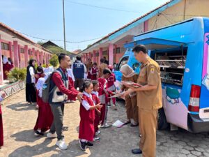Mobil Perpustakaan Keliling Dinas Kearsipan dan Perpustakaan Kabupaten Cirebon di SDN 1 Losari Lor.