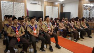 Peserta Kursus Mahir Dasar UIN Siber Cirebon mengikuti pembelajaran kepramukaan di ruang kelas.jpg