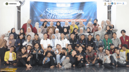 Peserta Seminar Nasional FORKOMNAS KPI Wilayah 2 berdiskusi mengenai komunikasi Islam yang toleran, inklusif, dan berkemajuan di era digital.